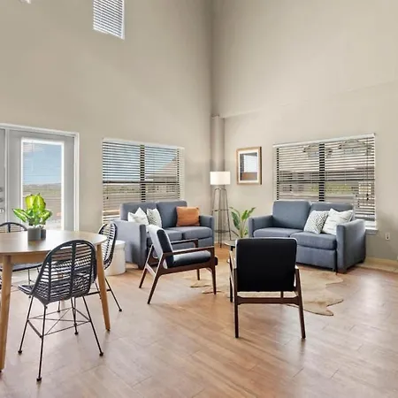 Sleeps 12 Spacious West Campus Apt W Huge Patio